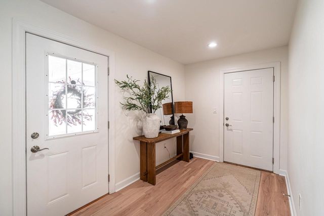 805 N Oakwood AVENUE, Oconomowoc, WI 53066