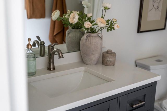 805 N Oakwood AVENUE, Oconomowoc, WI 53066