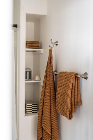 805 N Oakwood AVENUE, Oconomowoc, WI 53066