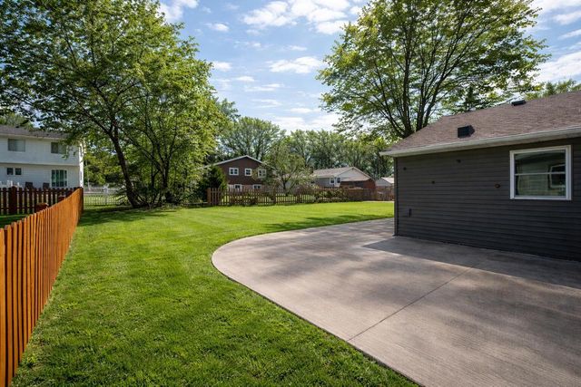 805 N Oakwood AVENUE, Oconomowoc, WI 53066