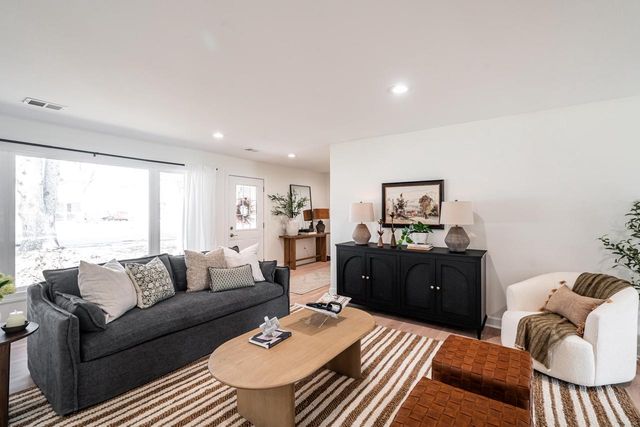 805 N Oakwood AVENUE, Oconomowoc, WI 53066