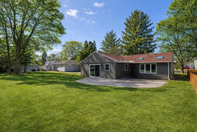 805 N Oakwood AVENUE, Oconomowoc, WI 53066