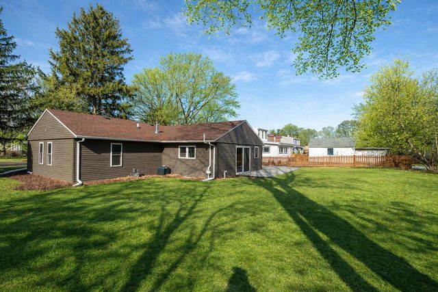 805 N Oakwood AVENUE, Oconomowoc, WI 53066