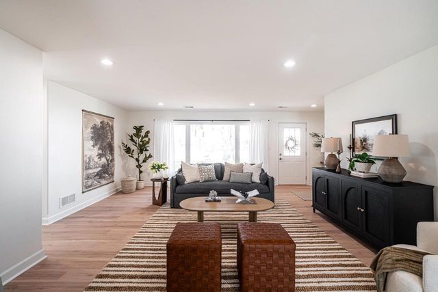 805 N Oakwood AVENUE, Oconomowoc, WI 53066