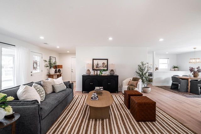 805 N Oakwood AVENUE, Oconomowoc, WI 53066