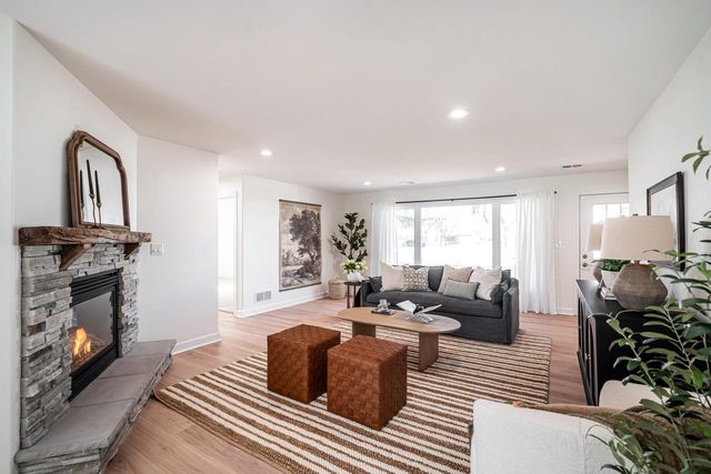 805 N Oakwood AVENUE, Oconomowoc, WI 53066