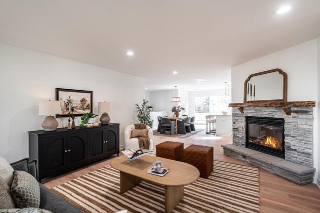 805 N Oakwood AVENUE, Oconomowoc, WI 53066