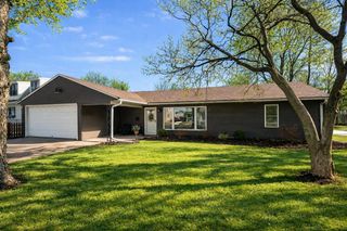 805 N Oakwood AVENUE, Oconomowoc, WI 53066