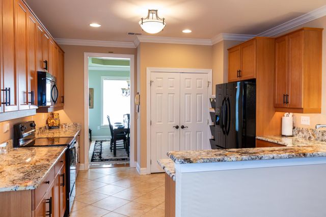 6 BARBADOS CT, Hamilton, NJ 08691