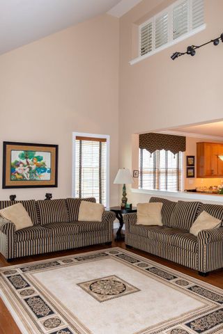 6 BARBADOS CT, Hamilton, NJ 08691