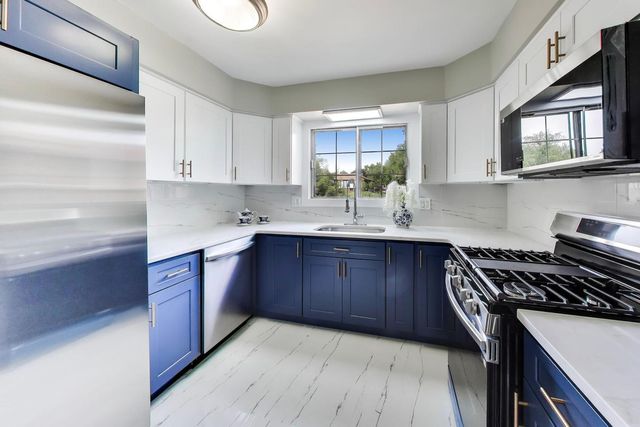 1720 Lakecliffe Drive A, Wheaton, IL 60189