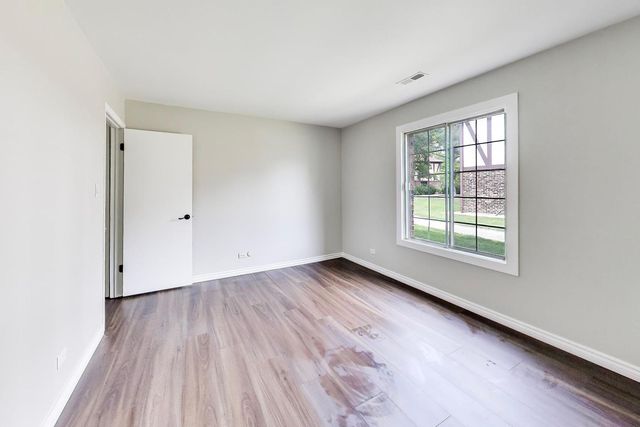 1720 Lakecliffe Drive A, Wheaton, IL 60189