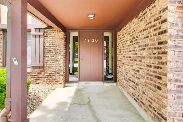 1720 Lakecliffe Drive A, Wheaton, IL 60189