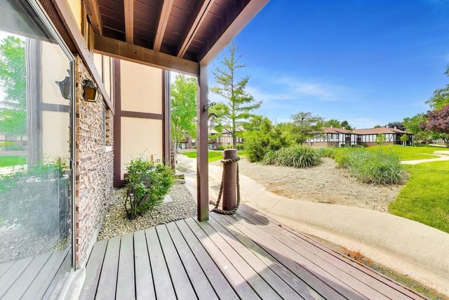 1720 Lakecliffe Drive A, Wheaton, IL 60189