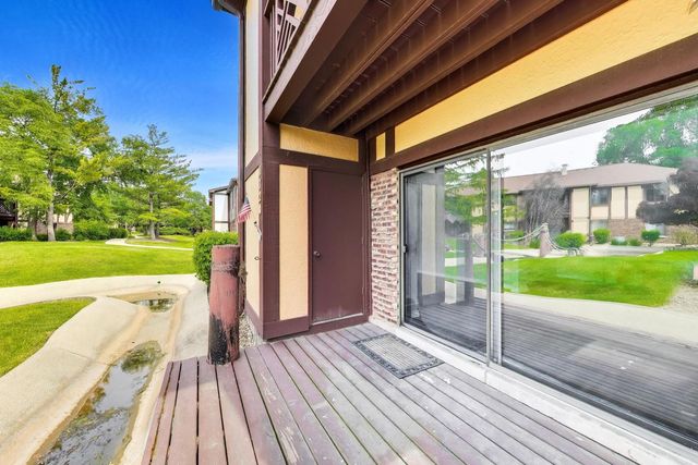 1720 Lakecliffe Drive A, Wheaton, IL 60189