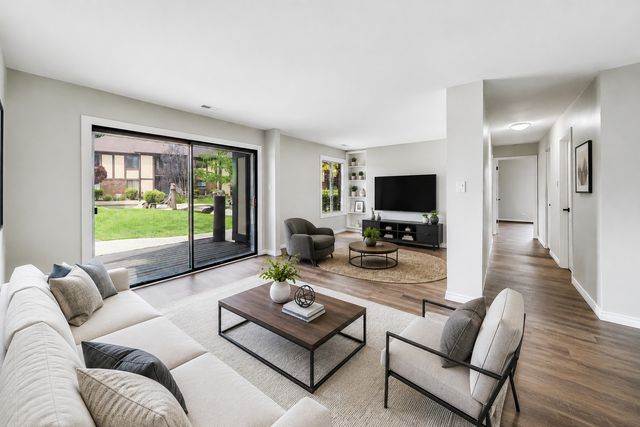 1720 Lakecliffe Drive A, Wheaton, IL 60189