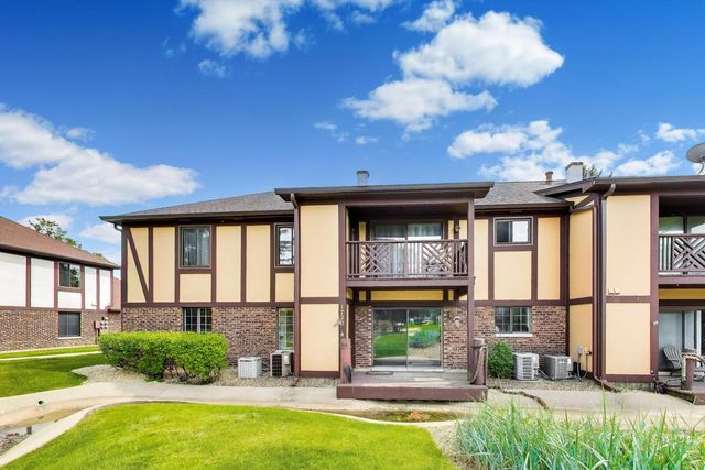 1720 Lakecliffe Drive A, Wheaton, IL 60189