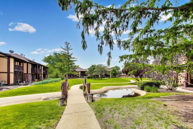 1720 Lakecliffe Drive A, Wheaton, IL 60189