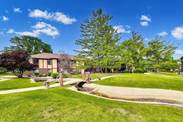 1720 Lakecliffe Drive A, Wheaton, IL 60189