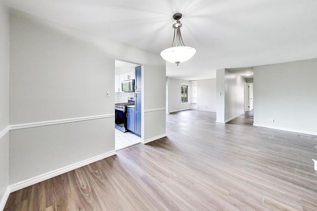 1720 Lakecliffe Drive A, Wheaton, IL 60189