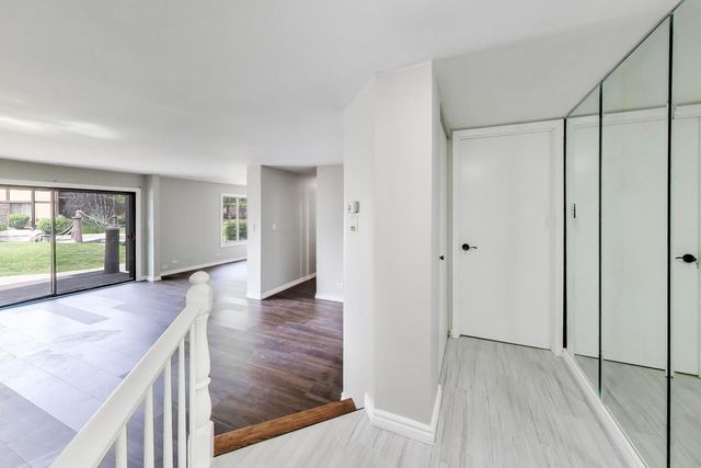1720 Lakecliffe Drive A, Wheaton, IL 60189
