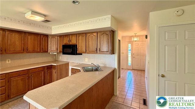 7033 Versailles Square, Bethlehem City, PA 18017