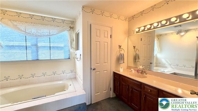 7033 Versailles Square, Bethlehem City, PA 18017