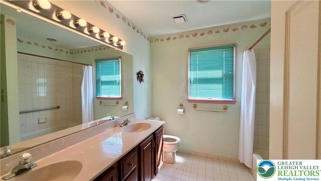 7033 Versailles Square, Bethlehem City, PA 18017