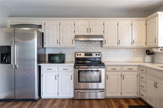 207 Breezeway Lane, Pleasant Hill, MO 64080