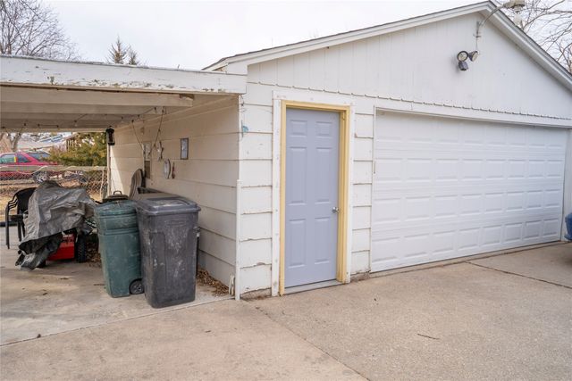 309 E 10th Street S, Newton, IA 50208