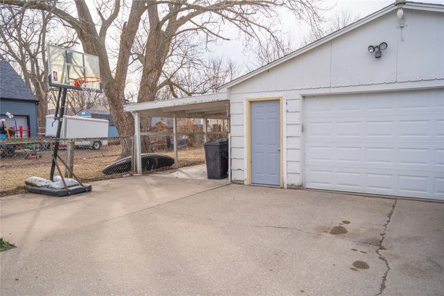 309 E 10th Street S, Newton, IA 50208