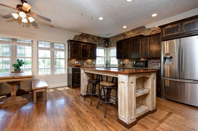 128 Green Oaks Drive, Ozark, MO 65721
