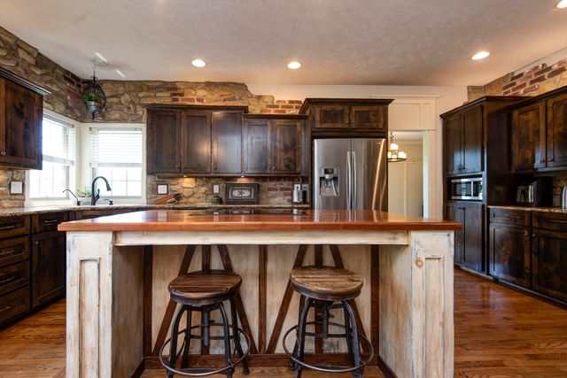 128 Green Oaks Drive, Ozark, MO 65721