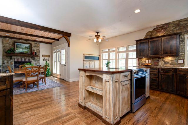 128 Green Oaks Drive, Ozark, MO 65721