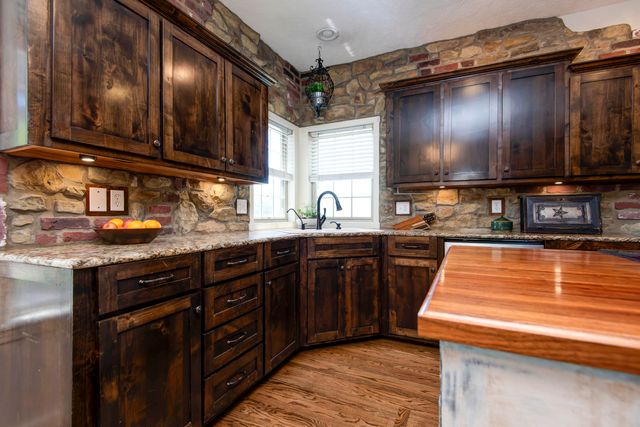 128 Green Oaks Drive, Ozark, MO 65721
