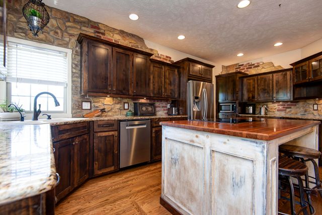 128 Green Oaks Drive, Ozark, MO 65721