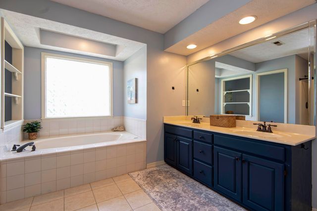 128 Green Oaks Drive, Ozark, MO 65721