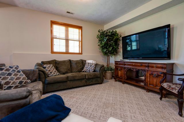 128 Green Oaks Drive, Ozark, MO 65721