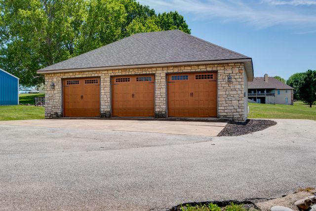 128 Green Oaks Drive, Ozark, MO 65721