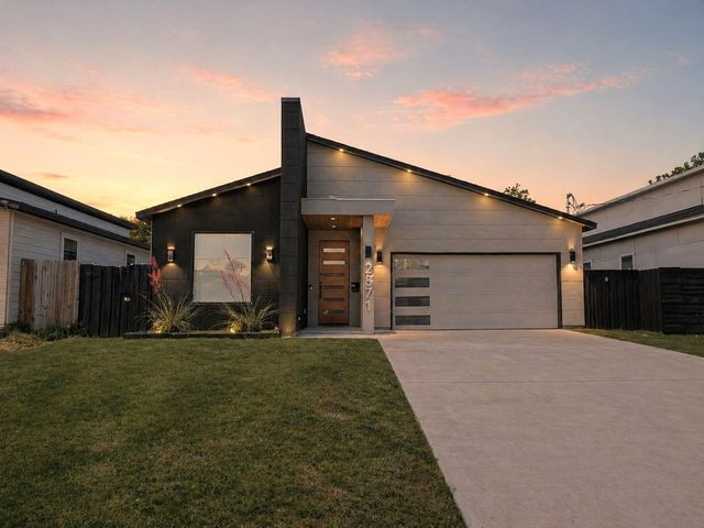 2871 E Overton Road, Dallas, TX 75216