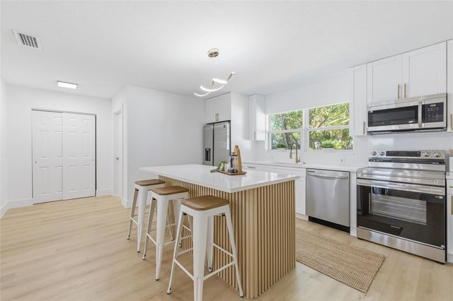 3917 W PINE STREET, Tampa, FL 33607