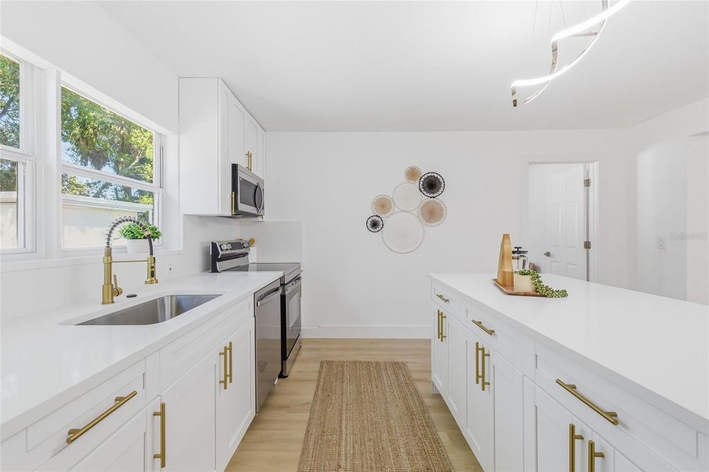 Image 13 of property listing at 3917 W PINE STREET, Tampa, FL 33607