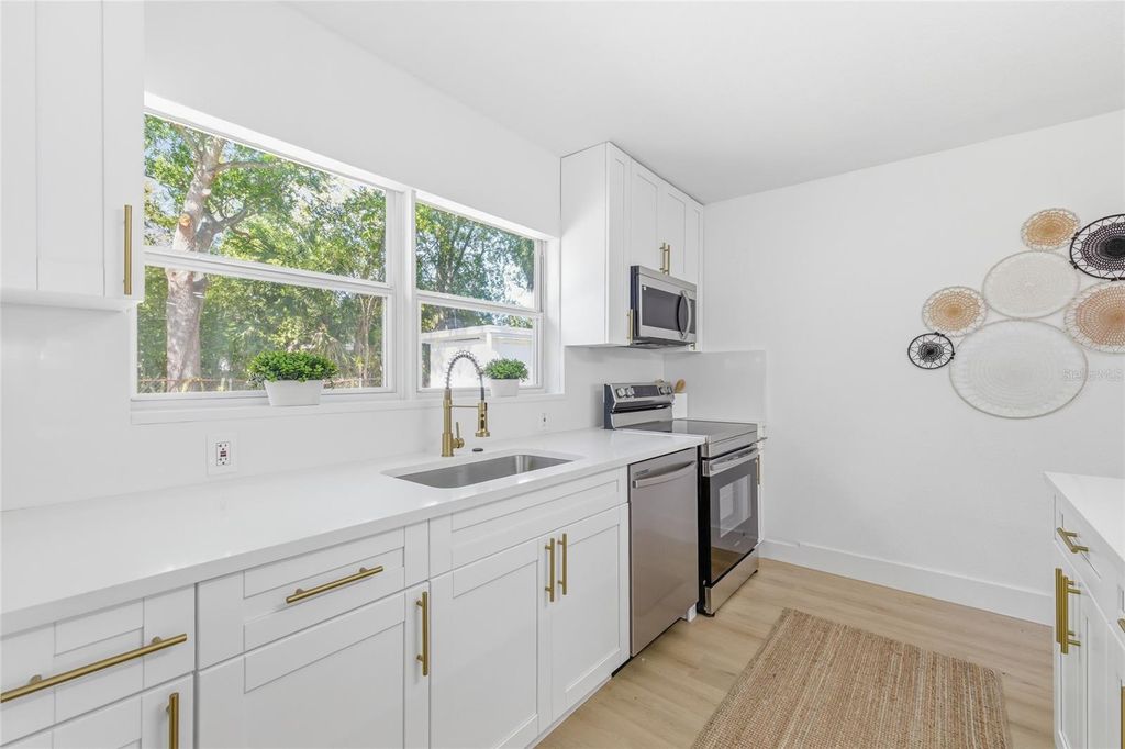 Image 14 of property listing at 3917 W PINE STREET, Tampa, FL 33607