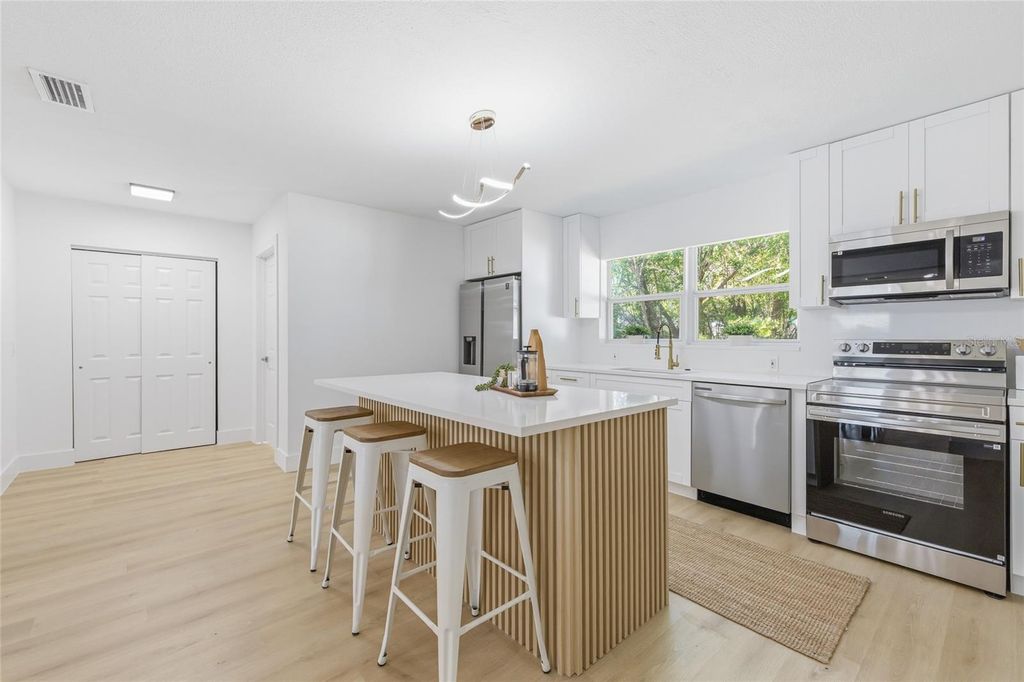 Image 17 of property listing at 3917 W PINE STREET, Tampa, FL 33607