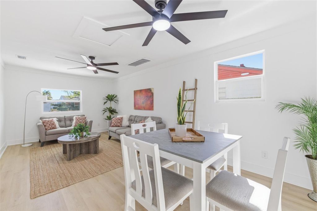 Image 8 of property listing at 3917 W PINE STREET, Tampa, FL 33607