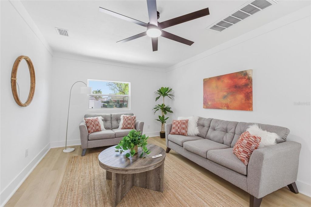 Image 9 of property listing at 3917 W PINE STREET, Tampa, FL 33607