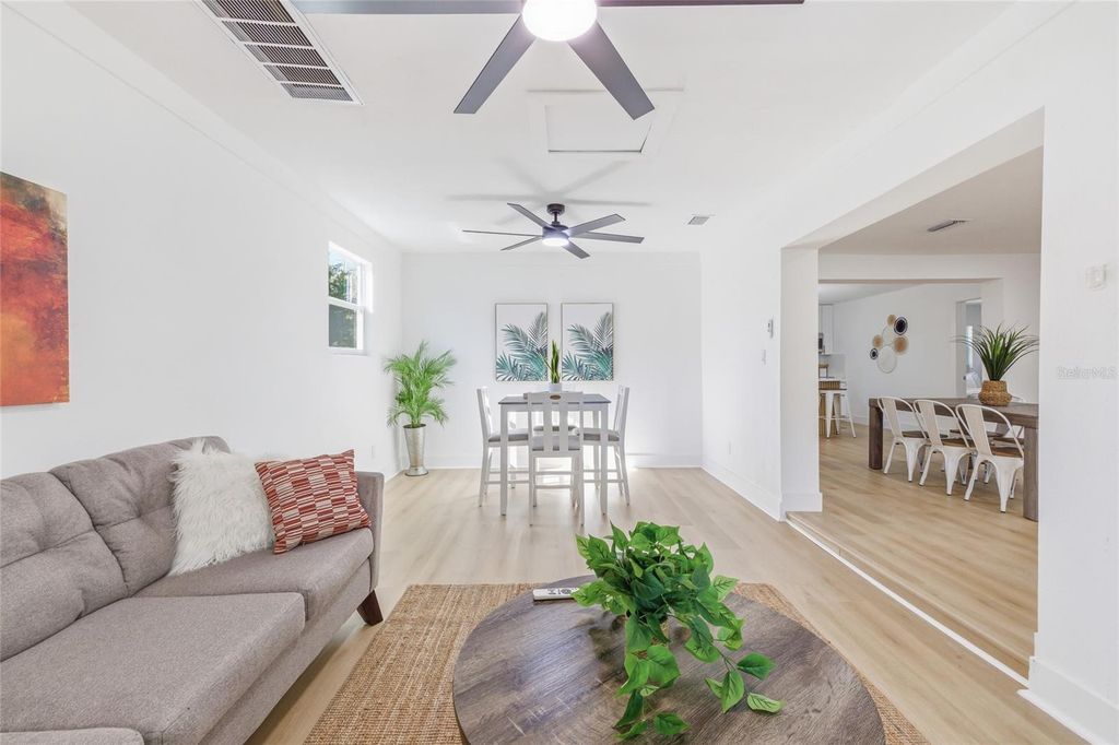 Image 10 of property listing at 3917 W PINE STREET, Tampa, FL 33607