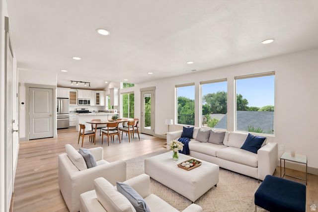 1126 E BENCHVIEW DR, Ogden, UT 84404