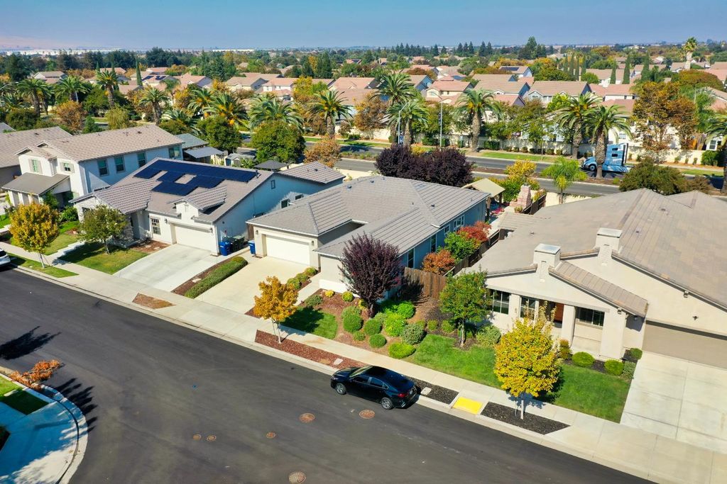 1129 Imperial Lily Dr, Patterson, CA 95363