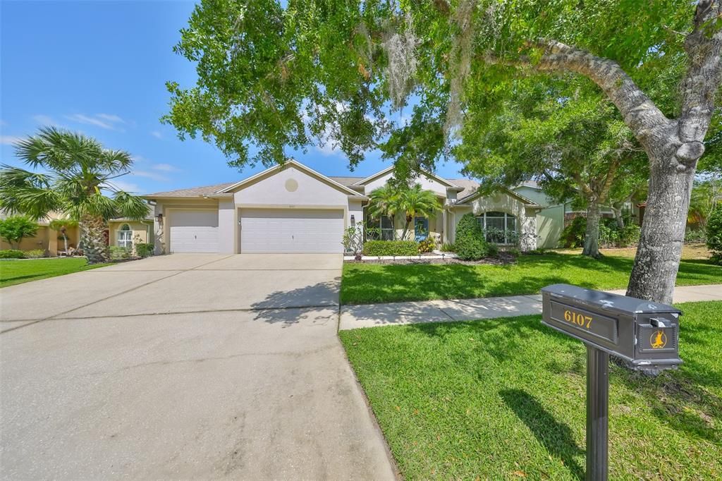 Image 1 of property listing at 6107 HERONCREST COURT, Lithia, FL 33547